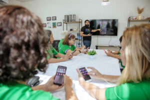 ASBT abre vagas para projeto que promove inclusão digital de pessoas idosas em Fabriciano