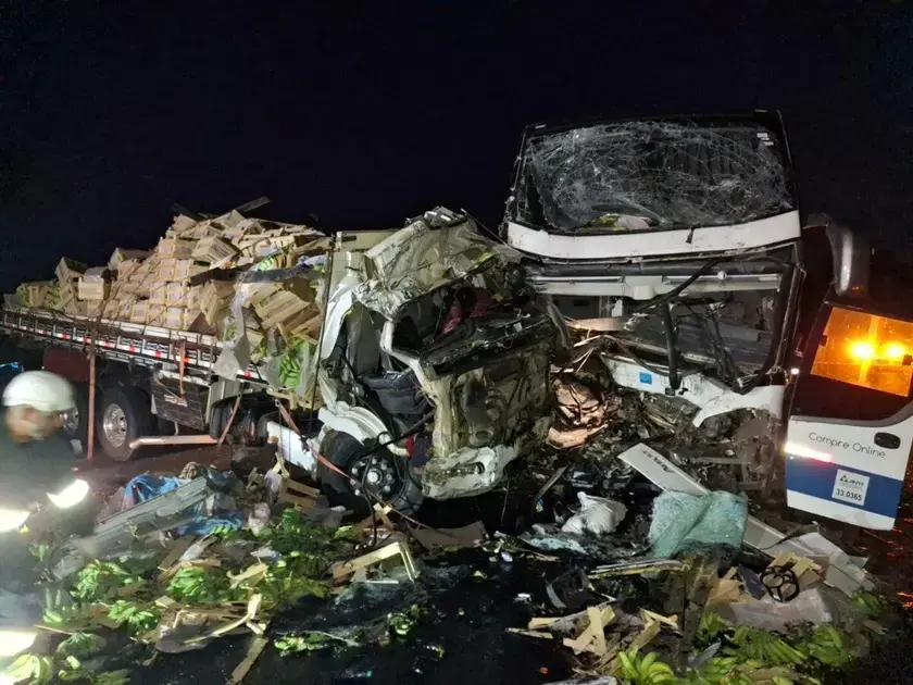 Acidente na BR-116 entre ônibus e caminhão resulta em duas mortes e cinco feridos