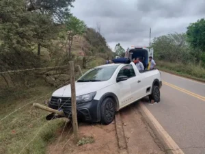 Acidente na MG-123: Saveiro perde controle e colide com cerca em Rio Piracicaba