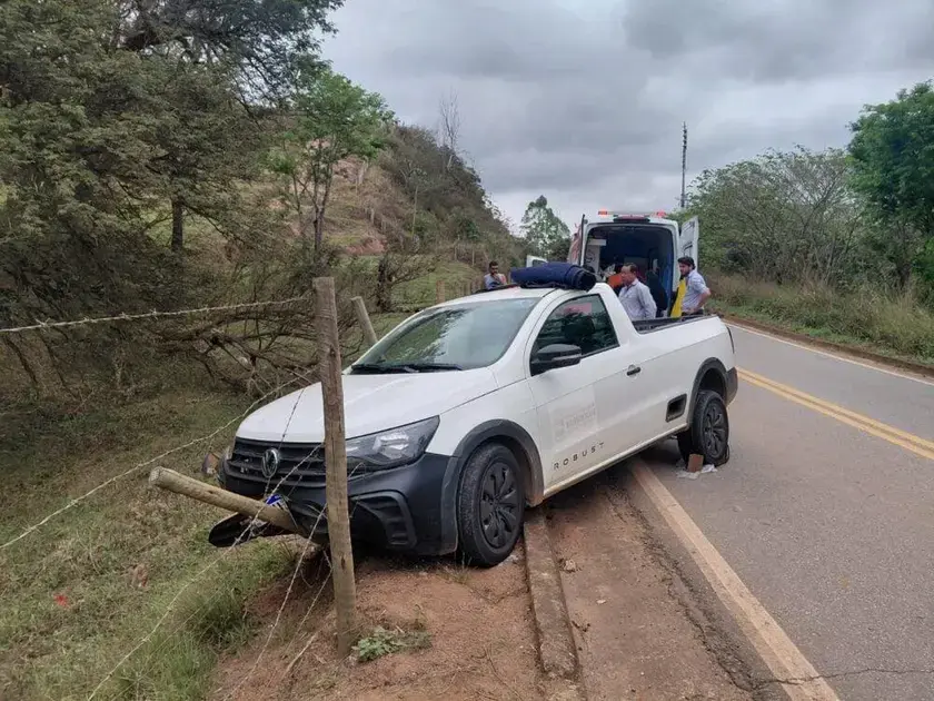 Acidente na MG-123: Saveiro perde controle e colide com cerca em Rio Piracicaba