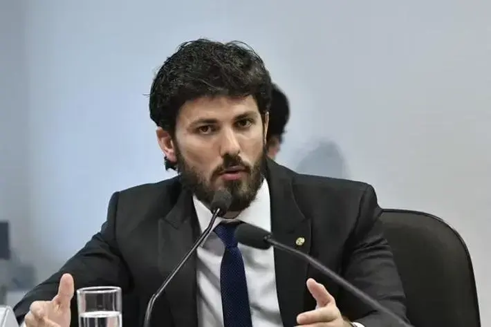 Aro apoia Flávio em Minas, mas definição do acordo continua pendente Aro apoia Flávio em Minas, mas definição do acordo continua pendente
