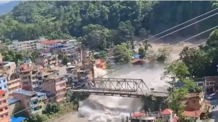 Avalanche no Nepal e Tibete: 392 mortos e 1.500 desaparecidos