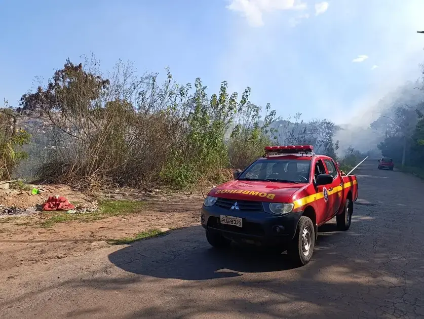 Bombeiros agem rapidamente para conter incêndio em vegetação em João Monlevade