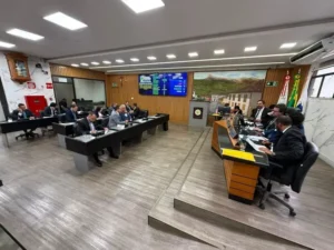Câmara de Itabira aprova programas de alfabetização e reconhecimento cultural