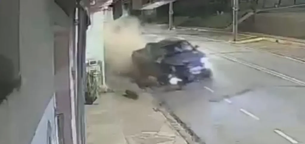 Caminhonete Hilux colide e destrói parklets em Itabira durante a madrugada