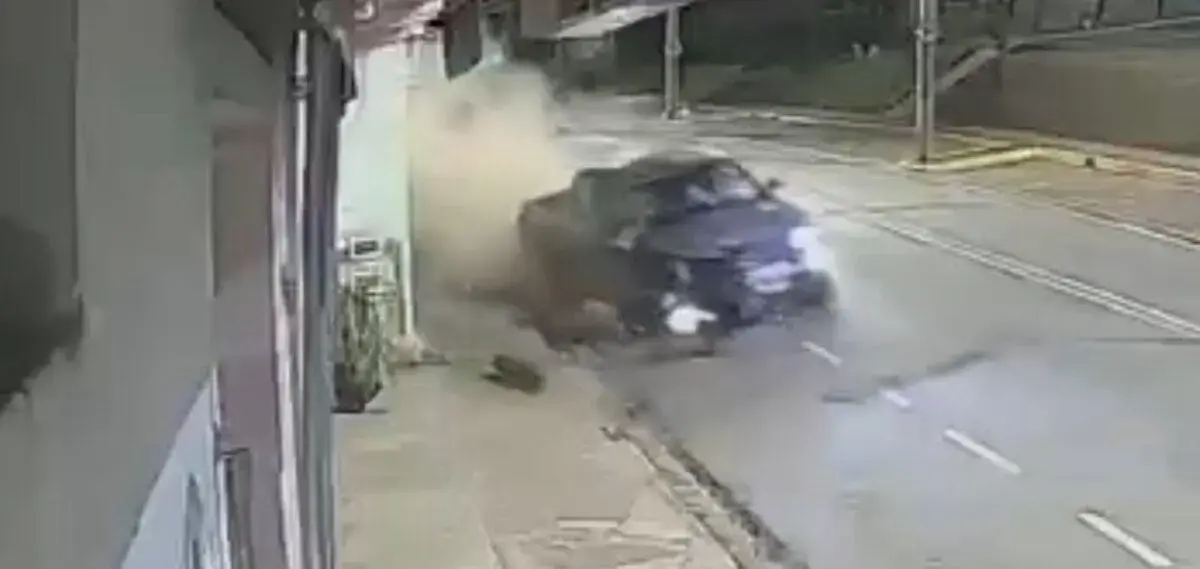 Caminhonete Hilux colide e destrói parklets em Itabira durante a madrugada