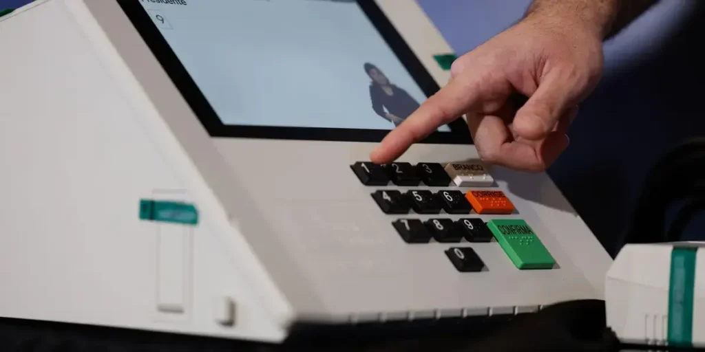 Cerimônia de Assinatura Digital Garante Segurança nas Urnas Eletrônicas