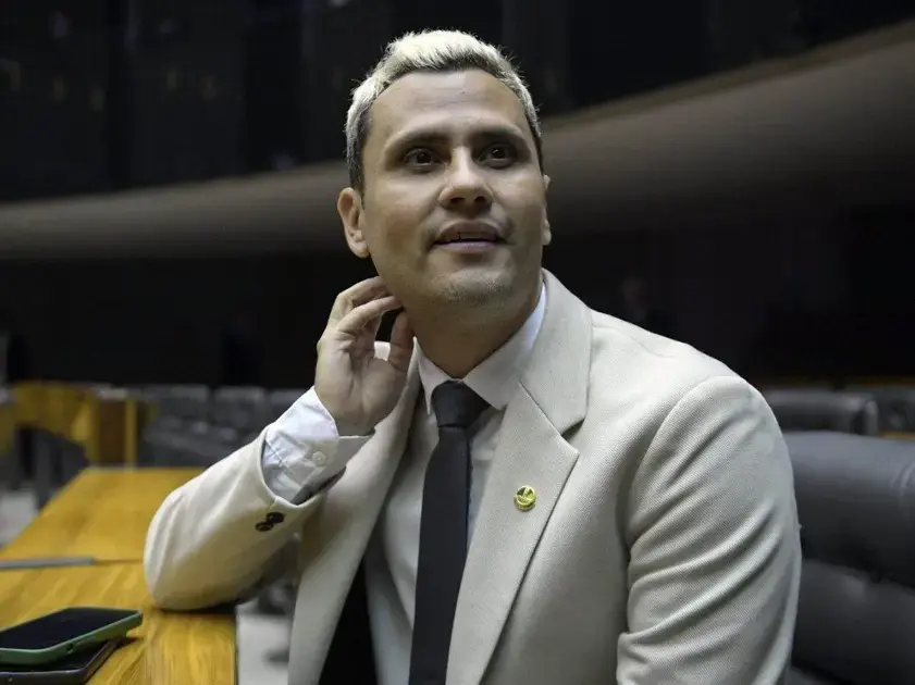 Cleitinho se destaca na liderança das eleições em Minas Gerais Cleitinho se destaca na liderança das eleições em Minas Gerais