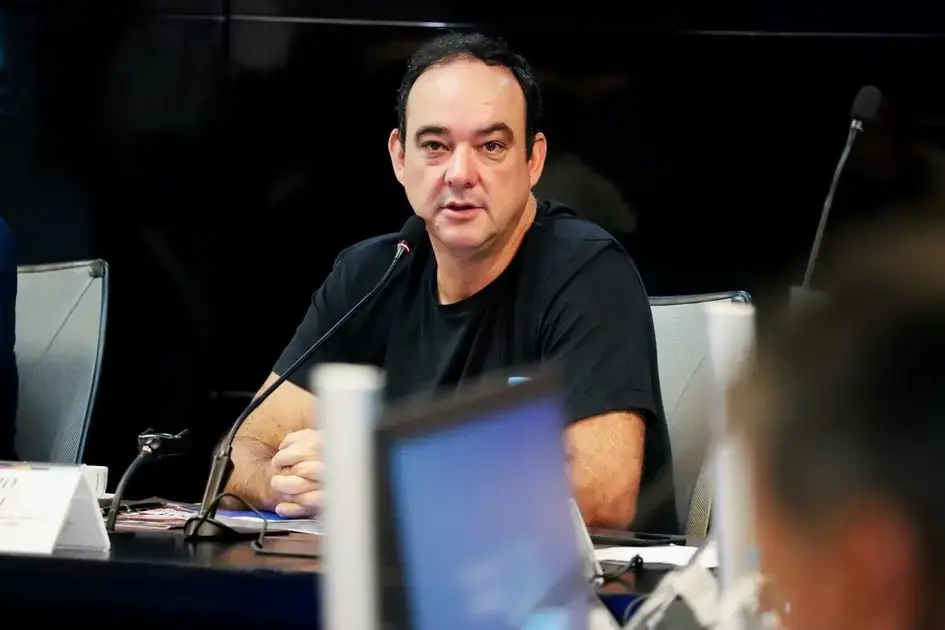 Colaboração de Roscoe com Flávio no plano de terras raras na política Colaboração de Roscoe com Flávio no plano de terras raras na política