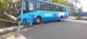 Colisão de ônibus com poste em Itabira: incidente próximo ao Hospital Carlos Chagas
