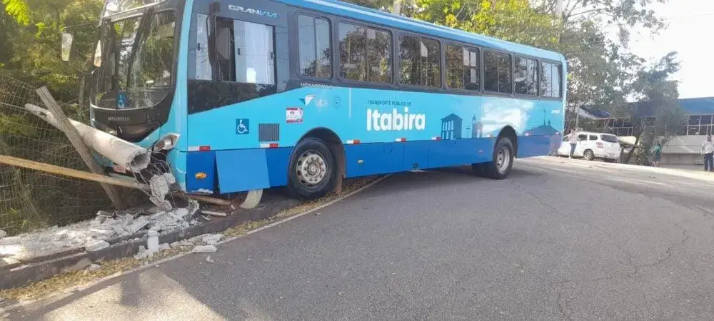Colisão de ônibus com poste em Itabira: incidente próximo ao Hospital Carlos Chagas