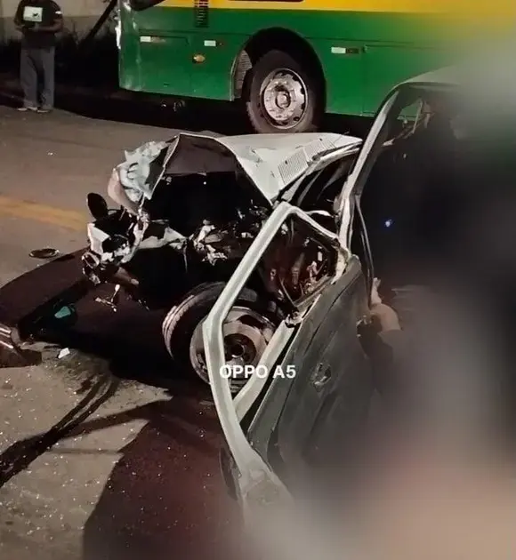 COLISÃO EM ITABIRA DEIXA MOTORISTA DA SAVEIRO GRAVEMENTE FERIDO