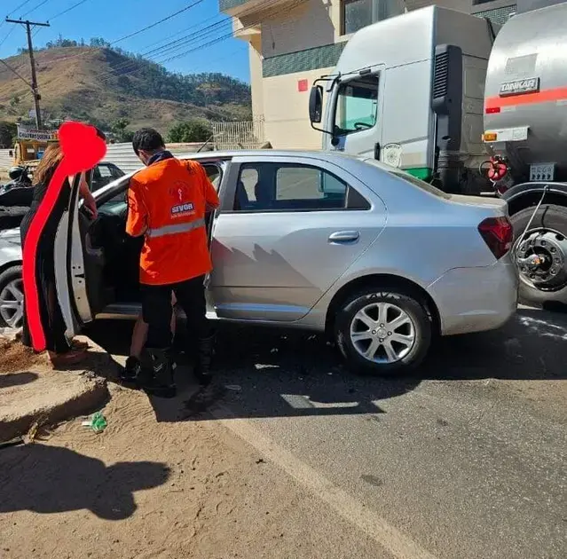 Colisão entre carro e moto deixa ferido no bairro Loanda em João Monlevade