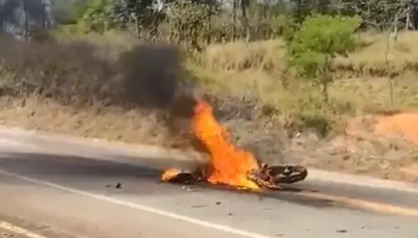 Colisão entre carro e motocicleta causa incêndio em São Gonçalo