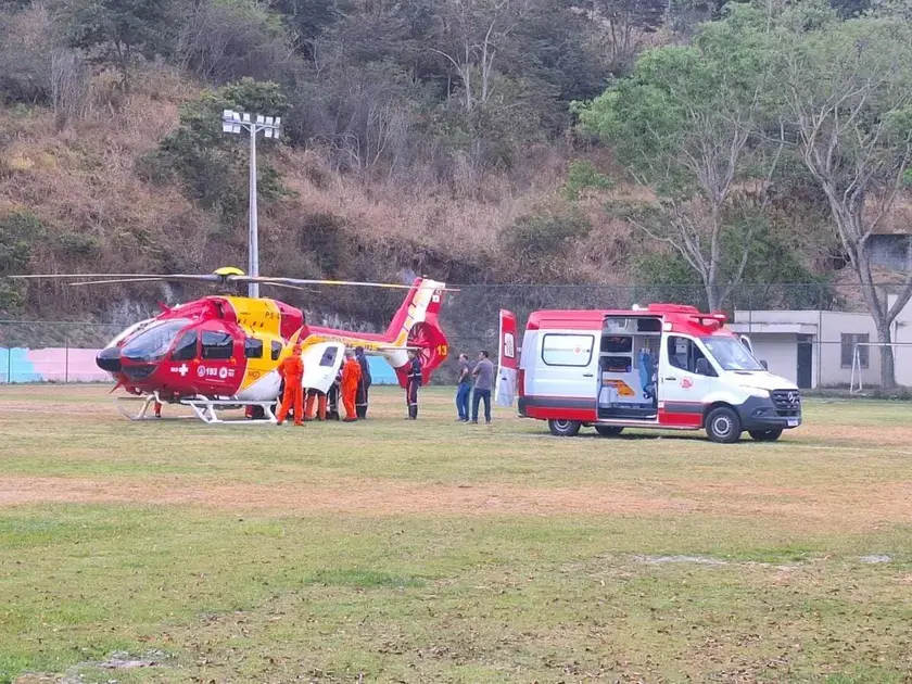 Comerciante gravemente ferido em acidente é transferido de helicóptero para BH