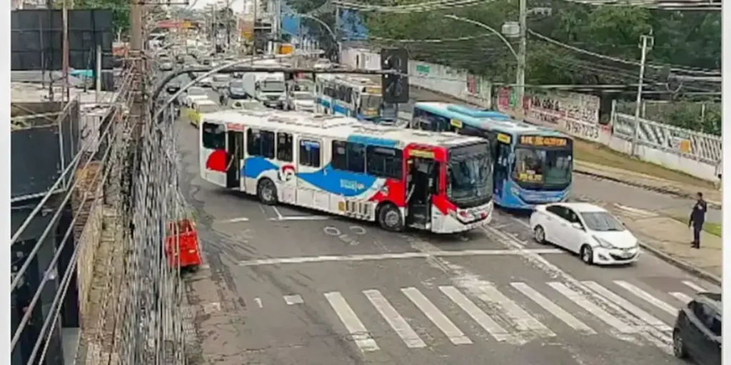 Criminosos bloqueiam ruas com ônibus em operação policial no Rio de Janeiro