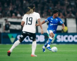 Cruzeiro supera Corinthians por 2 a 1 e se mantém firme no Brasileirão