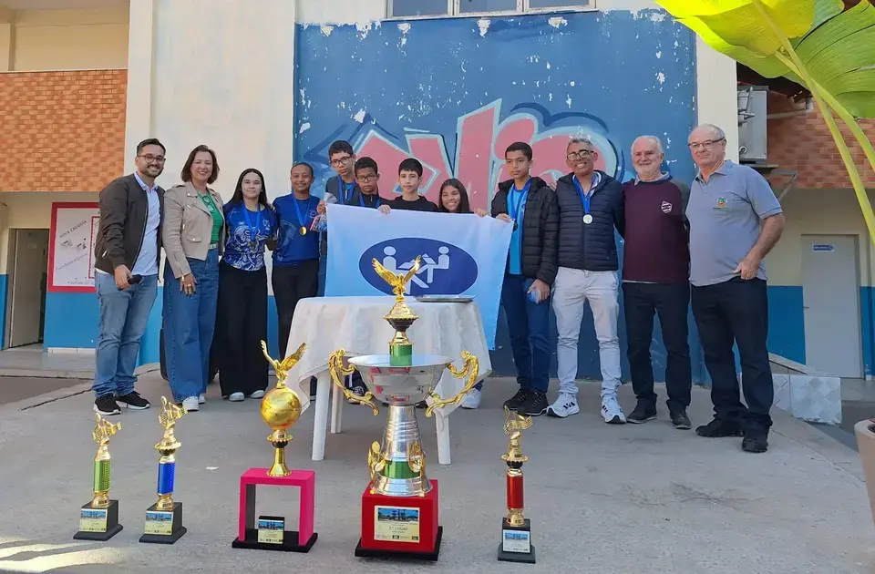 Emip realiza homenagem aos alunos campeões mundiais na volta às aulas