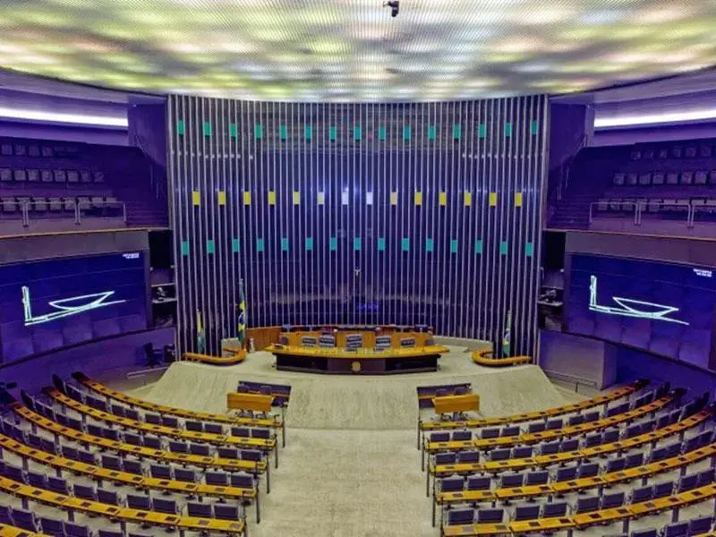 Entendendo a Política Atual: Um Olhar Crítico e Abrangente Entendendo a Política Atual: Um Olhar Crítico e Abrangente
