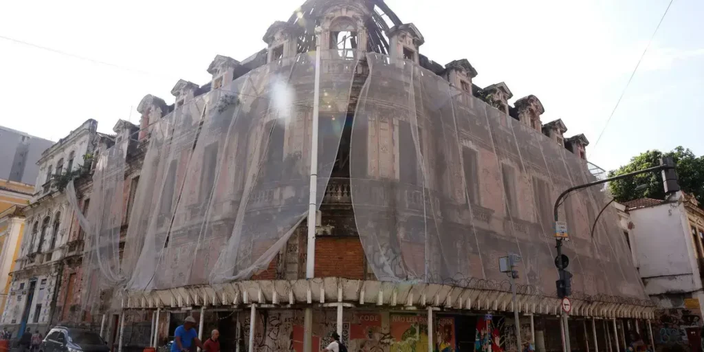 Estado de abandono do Palacete Imperial preocupa moradores no centro do Rio