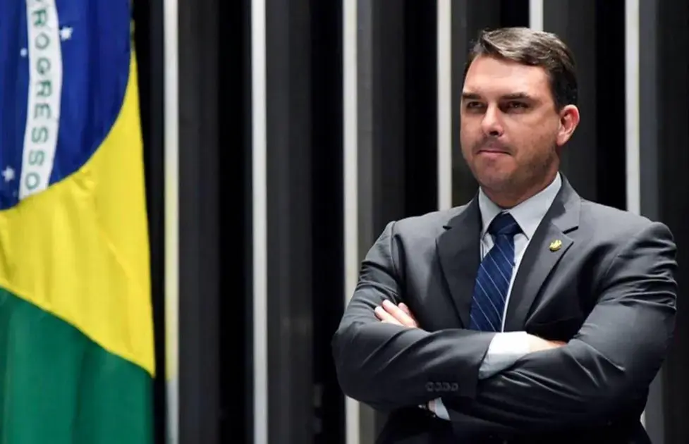Flávio Bolsonaro e Seus Conturbados Anos na Política Brasileira Flávio Bolsonaro e Seus Conturbados Anos na Política Brasileira