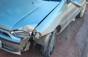 Idoso perde controle de veículo e derruba sinalização em Itabira