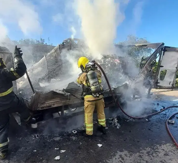 Incêndio em caminhão de papel higiênico na MG-434 causa tumulto