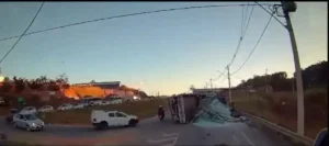 Itabira: Caminhão com carga de vidros tomba e deixa feridos na MG-129