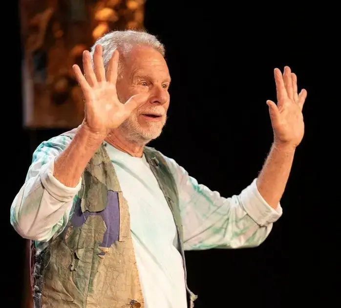 Jonas Bloch traz o mágico monólogo “Delírio” ao Teatro de Itabira