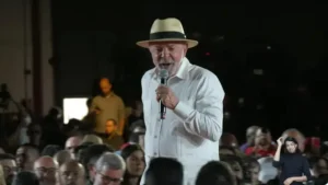 Lula busca apoio do eleitorado feminino e reencontra raízes do PT em convenção