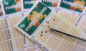 Mega-Sena acumula e chega a R$ 135 milhões; veja as dezenas sorteadas