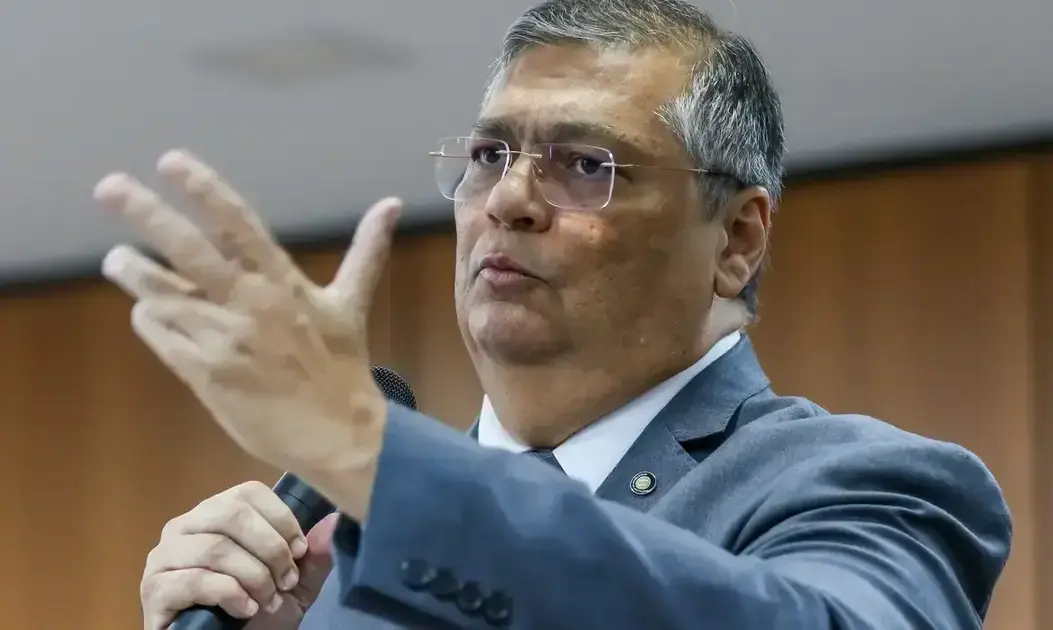 Moraes autoriza busca contra fonte de jornalista que critica Flávio Dino