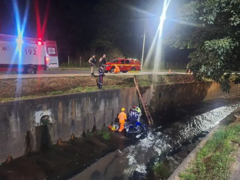 Motociclista de 39 anos fica ferido ao cair em canal em Itabira