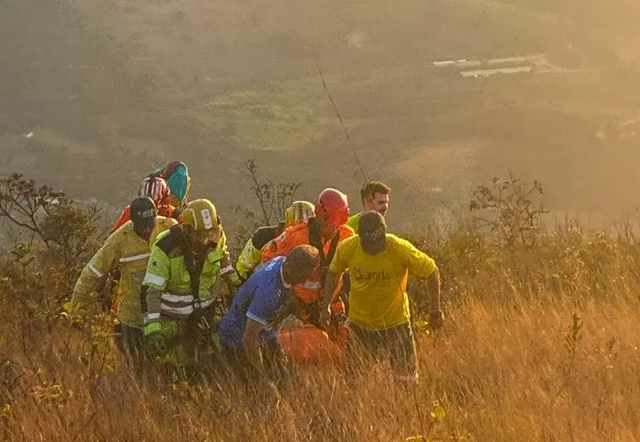 Mulher de 40 anos se machuca em queda de parapente em Brumadinho