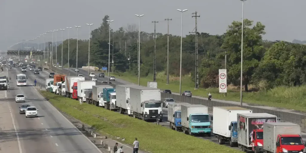 Nova lei garante piso mínimo de frete no transporte rodoviário de cargas Nova lei garante piso mínimo de frete no transporte rodoviário de cargas