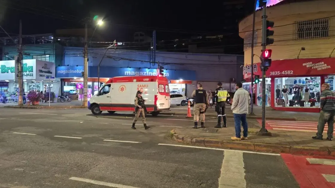 Samu atende homem após queda na Avenida João Pinheiro em Itabira