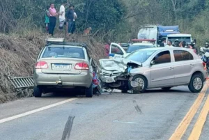 Sete feridos em colisão entre carros na MGC-120, em Santa Maria de Itabira