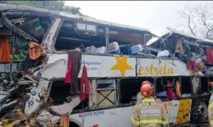 Tombamento de ônibus em Petrópolis resulta em dez mortos e dezenas de feridos Tombamento de ônibus em Petrópolis resulta em dez mortos e dezenas de feridos