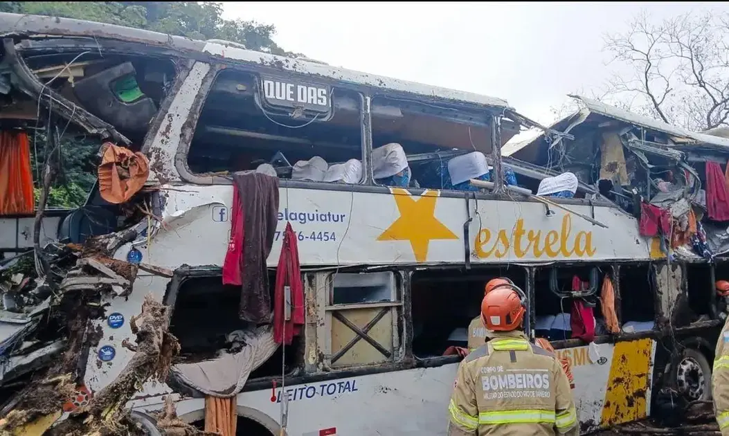 Tombamento de ônibus em Petrópolis resulta em dez mortos e dezenas de feridos