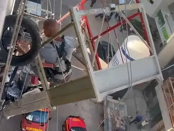 Trabalhadores são resgatados em plataforma no oitavo andar de prédio em Divinópolis