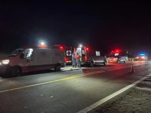Três feridos em colisão de motocicletas na BR-262, em São Domingos do Prata