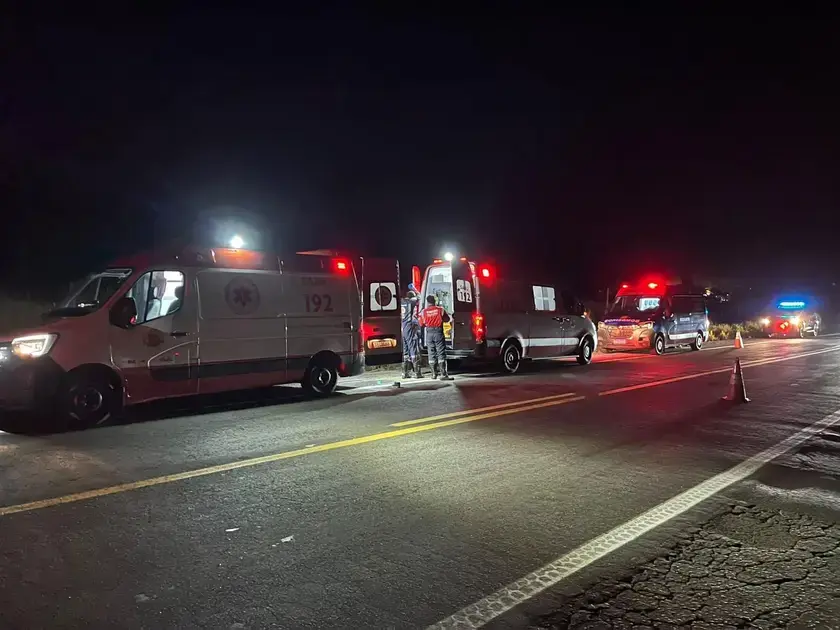 Três feridos em colisão de motocicletas na BR-262, em São Domingos do Prata
