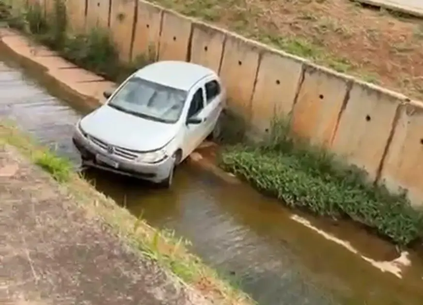 Acidente em Itabira: Carro cai em canal na Avenida Integração