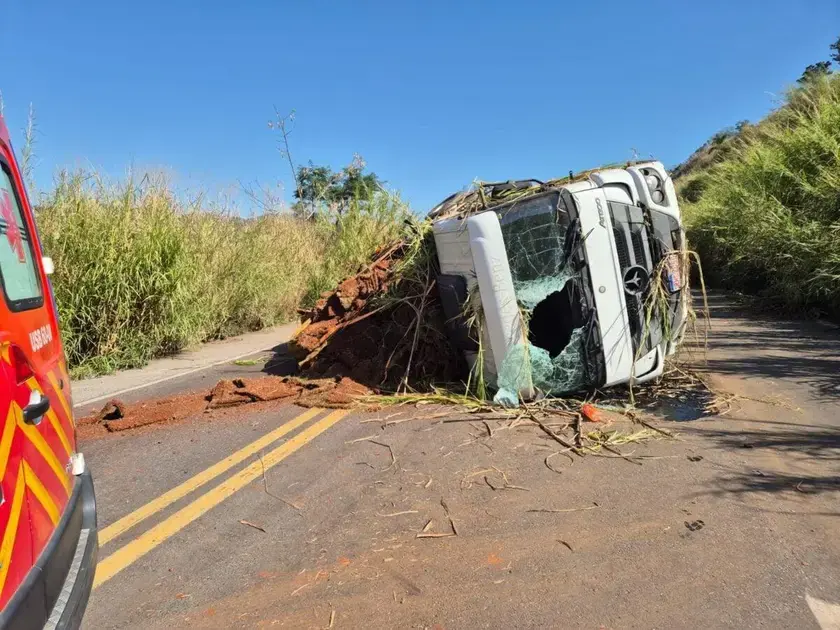 Acidente na BR-262: Carreta com grama tomba em São Domingos do Prata