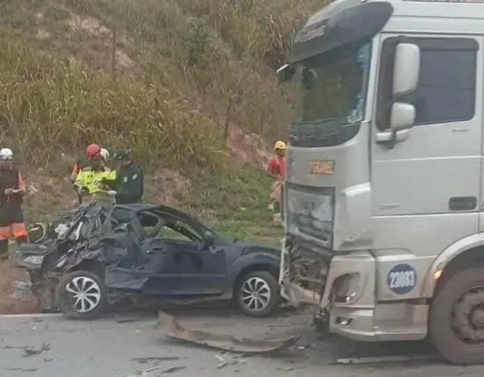 Acidente na BR-381 entre carro e carreta deixa duas vítimas fatais em São Gonçalo do Rio Abaixo