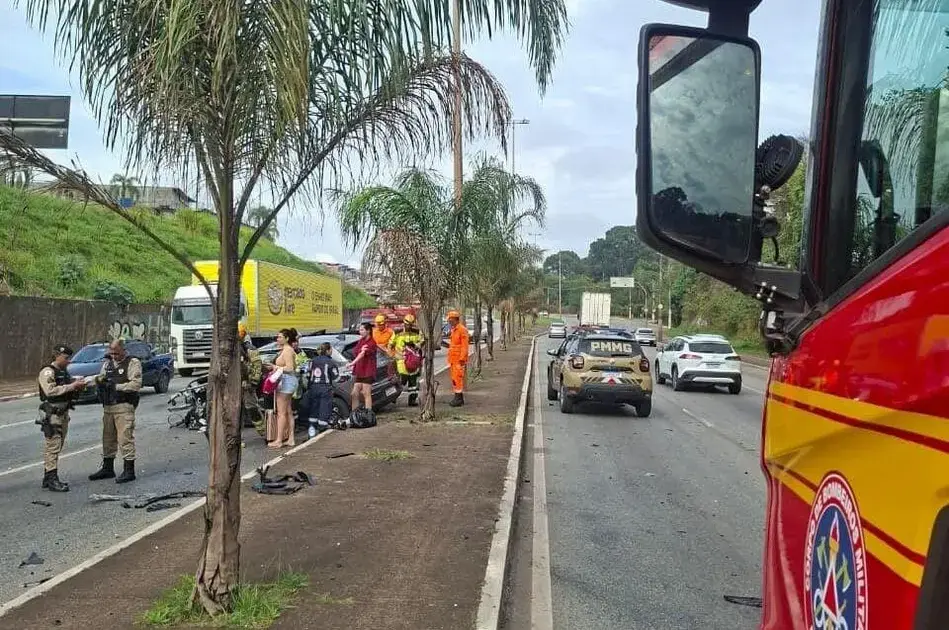 Acidente na Via Expressa em Contagem envolve carro, moto e carreta com feridos