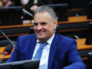 Aécio Neves apresenta proposta de limites ao STF