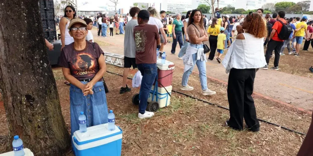 Ambulantes buscam sustento durante o Desfile de 7 de Setembro em Brasília