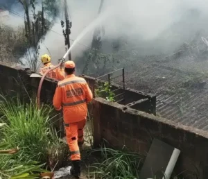 Bombeiros combatem incêndio em lote na Avenida Armando Fajardo em João Monlevade