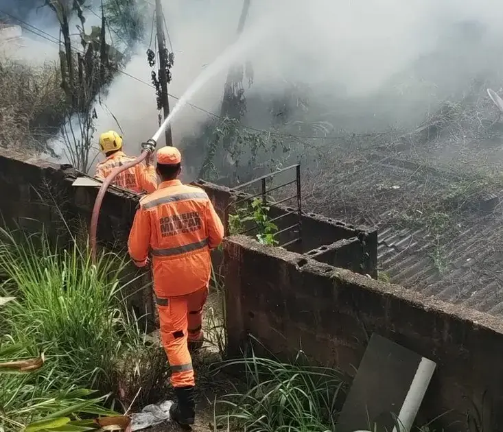 Bombeiros combatem incêndio em lote na Avenida Armando Fajardo em João Monlevade